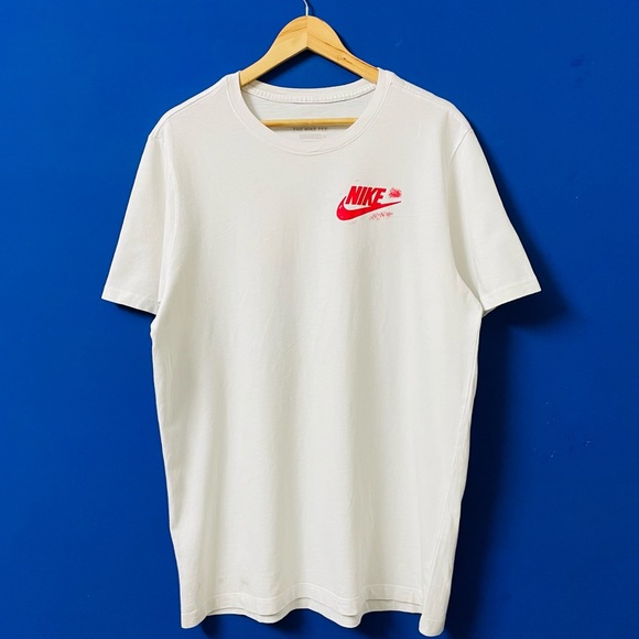 NIKE AUTHENTIC SPORTS WEAR WHITE CREW NECK GRAPHIC T-SHIRT FOR MEN’S & WOMEN’S - Picture 2 of 7